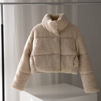 Damenjacke | Flauschige Verarbeitung und mittlere Länge – Beige