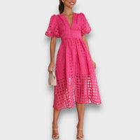 Lianora – Feminines Midikleid mit Strukturmuster – Rosa