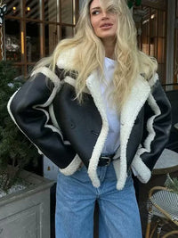 Lehmann Modehaus | Modisch Damen-Pilotjacke mit Lammfellimitat und Kontrastnähten – Schwarz