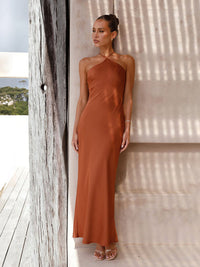 Nadia | Rückenfreies Maxikleid mit Halterung – Braun