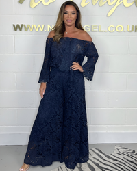 Lovely | Schulterfreier Jumpsuit aus Spitze mit weitem Bein – Blau