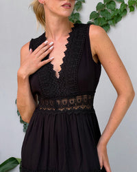 Ninfea | Ärmelloses Midikleid im Boho-Stil mit Spitzendetails – Schwarz