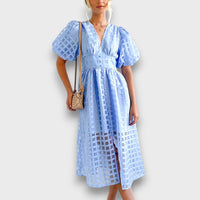 Lianora – Feminines Midikleid mit Strukturmuster – Himmelblau