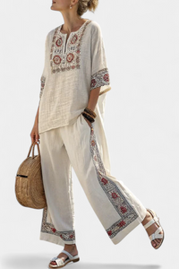 Isabella | Feine Bluse mit Stickereien und fließender Hose – Blumig