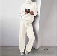 Zweiteiliges Pullover und Hosen Set – Weiß