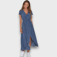 Liorah – Wickelkleid mit Sommercharme – Blau