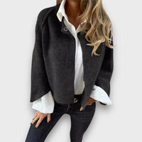 Lene – Kurzjacke mit Knopfdetail – Schwarz