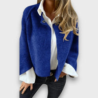 Lene – Kurzjacke mit Knopfdetail – Blau