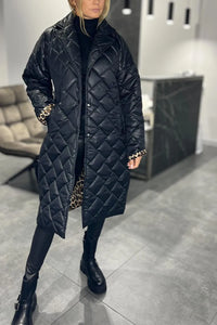 Ofira™ – Wende-Steppmantel mit Leopardenfutter – Schwarz
