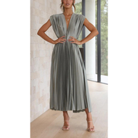 Kaitlyn | Plissee Midikleid mit V-Ausschnitt – Grau