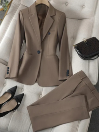 Klassisch eleganter Anzug für Damen | Hose und Blazer – Khaki