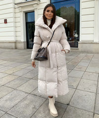 Lange Damenpufferjacke mit Gürtel und hohem Kragen – Beige