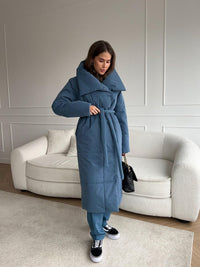Lange Damenpufferjacke mit Gürtel und hohem Kragen – Blau
