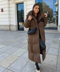 Lange Damenpufferjacke mit Gürtel und hohem Kragen – Braun