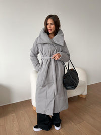 Lange Damenpufferjacke mit Gürtel und hohem Kragen – Grau
