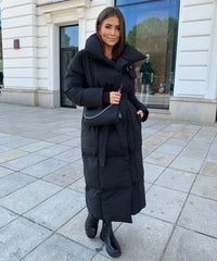 Lange Damenpufferjacke mit Gürtel und hohem Kragen – Schwarz