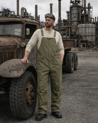 Robuste Herren-Latzhose im Workwear-Stil mit funktionalen Taschen – Dunkelgrün