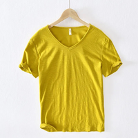 Luftiges Herren-T-Shirt mit V-Ausschnitt | Kurzarm – Gelb