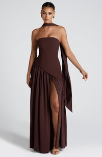 Sonja - Damen Abendkleid trägerlos mit asymmetrischer Taille – Maron