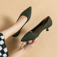 Solvei | Damen Kitten Heel Pumps Spitze Zehenpartie – Oliv