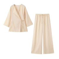Jezebel Wickel-Bluse und Hose Set – Beige Anzug