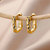 Micara - Twisty Huggies - Ohrringe – Gold
