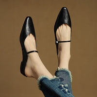 Nora | Spitze Leder-Mules mit Riemchen – Schwarz