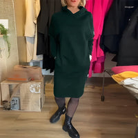 CARINA - Einfarbiges Kleid mit Kapuze und Taschen – Grün