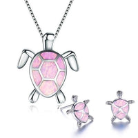 Elegantes NAIAE Set aus Halskette und Ohrringen mit zarter Meeresschildkröte in Silber & Opal für einen stilvollen Look – Rosa
