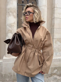 Noela | Taillierter Trenchcoat Mit Stehkragen – Beige