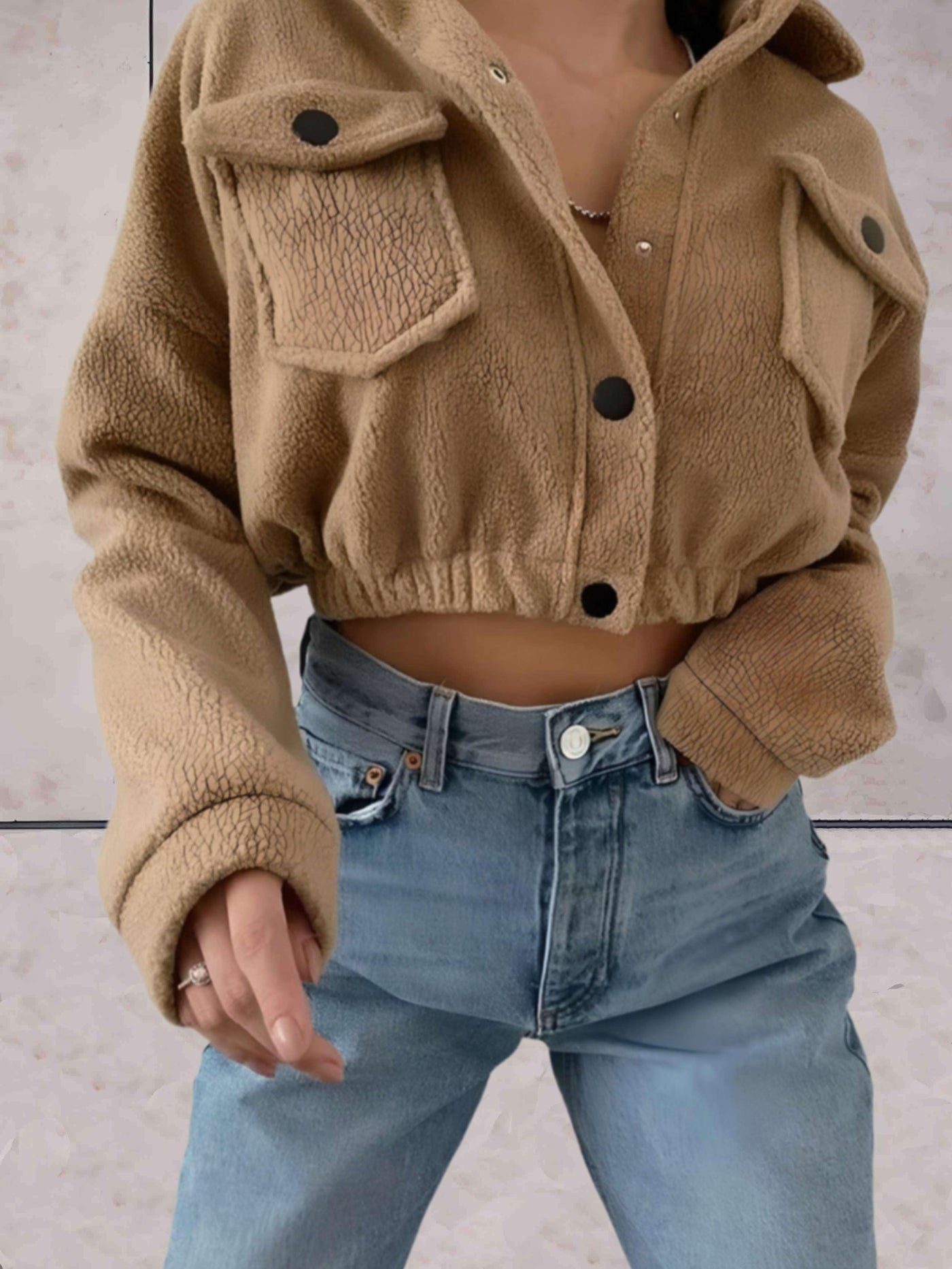 Yassie | Kurze Jacke aus weichem Fellimitat mit Knopfleiste und Brusttaschen für Damen