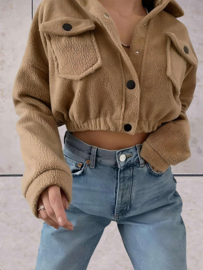 Yassie | Kurze Jacke aus weichem Fellimitat mit Knopfleiste und Brusttaschen für Damen