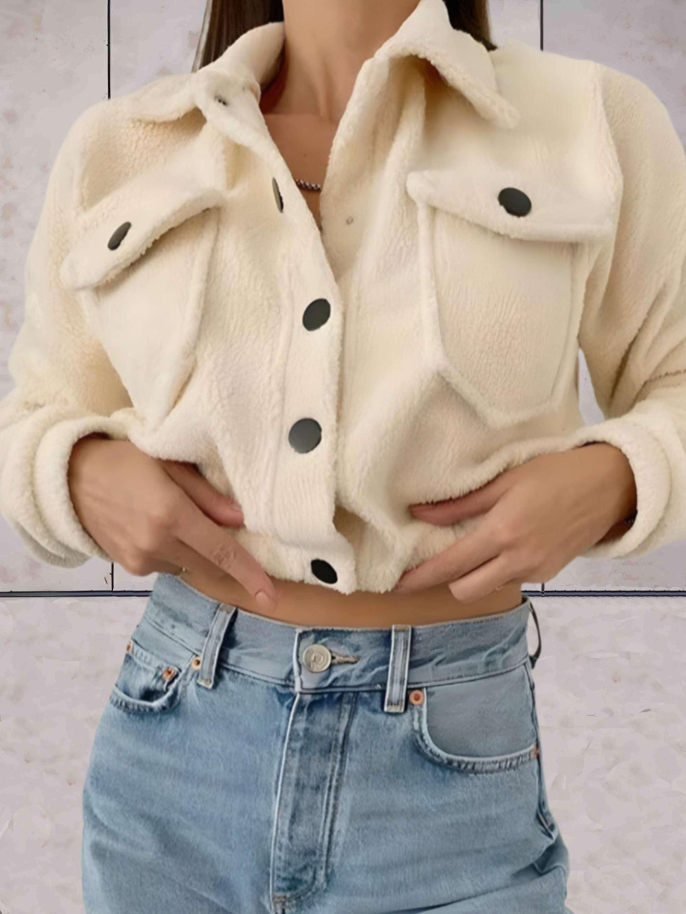 Yassie | Kurze Jacke aus weichem Fellimitat mit Knopfleiste und Brusttaschen für Damen