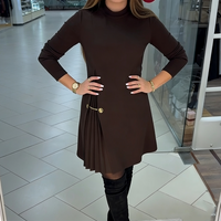 Miriam | Plissiertes Damen Minikleid elegant getragen – Braun