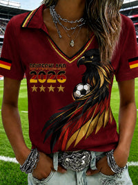 Damen-T-Shirt mit V-Ausschnitt und deutschem Fußballfan-Print – Weinrot
