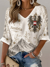 Damen-T-Shirt mit lässigem V-Ausschnitt und Edelweiß-Flaggenmuster aus Österreich – Cremig-Weiß