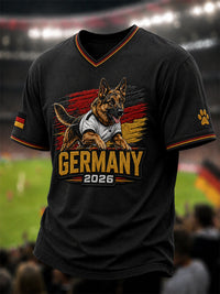 Herren-T-Shirt mit V-Ausschnitt, Motiv: Deutscher Schäferhund und Fußball – als bild