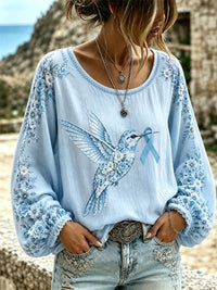 Damen-Longsleeve in Lila mit Blumen- und Kolibri-Print zur Sensibilisierung für die Alzheimer-Krankheit – Hellblau