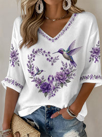 Damen-T-Shirt in Lila mit Blumen- und Kolibri-Print, halblangen Ärmeln und V-Ausschnitt – Unterstützung für das Bewusstsein rund um die Alzheimer-Krankheit – Weiß