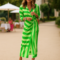 Sommerkleid für Damen - Elegantes Wickelkleid mit festlichen Streifen – Grün