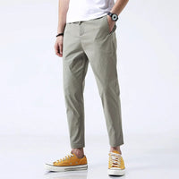 Elias | Hana Chino Hose mit feiner Silhouette Herren – Olivgrün