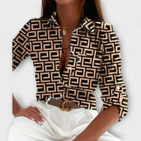 Lorena – Hemdbluse mit grafischem Print und Retro-Flair – Braunmuster