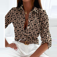 Tricia - Langärmelige Bluse mit klassischem Kragen und einzigartigem Druck – Khaki