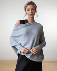 Xanthe | Damen Asymmetrischer Off-Shoulder Pullover – Hellgrau